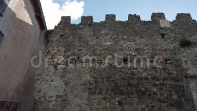 古老的城墙和通往中世纪奥斯提亚安蒂卡村的大门